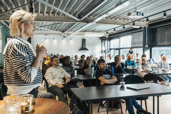 Le Rôle de la Technologie en Classe: Entre Innovation et Dépendance